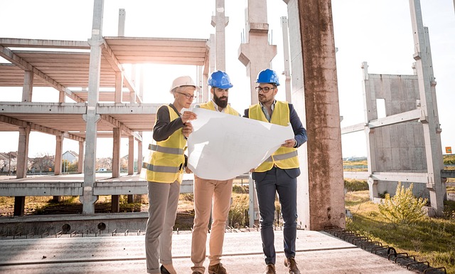 Ingegneri consultano il progetto in cantiere